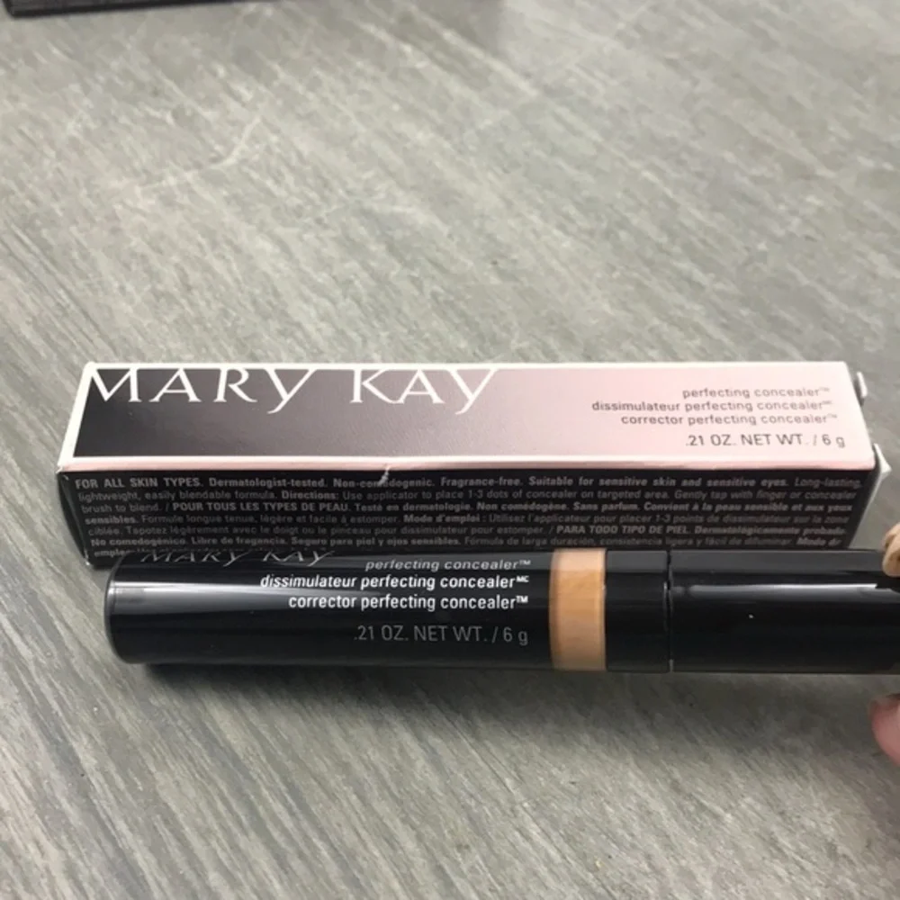 Mary Kay Perfecting Concealer Light Bronze 092195